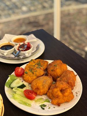 Papadam (mit 3 Dips), Pakoras (vegan)  at Desi Zaika Indisches in Aichach