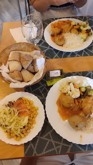 Buffet con pan,menestra de verduras,ensalada,patatas y arroz at Poço Azul in Sao Miguel