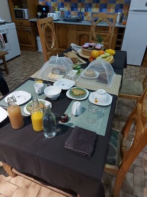 Petit déjeuner avec "omelettes", pancakes, gâteaux, fauxmages et "charcuterie"😀 at Aux Colibris de Brenael in Hambye