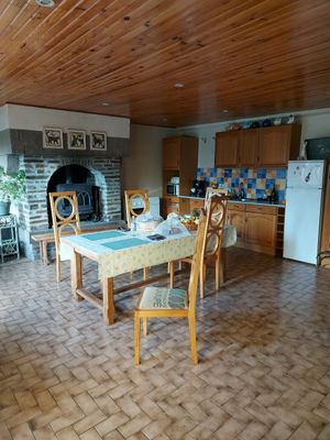 Cuisine et salle à manger commune at Aux Colibris de Brenael in Hambye