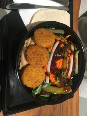 Fallafel Salat mit Granatapfelsauce  at Veganland in Leverkusen
