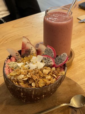 Bol de pittaya i smoothie summer berry at Sama Sama Veggie in Salou