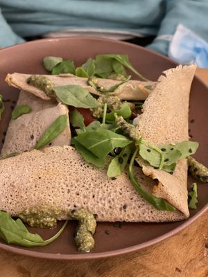 Crepe feta i pesto d’alvocat at Sama Sama Veggie in Salou