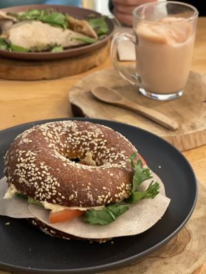 Bagel de no pavo i chai latte at Sama Sama Veggie in Salou