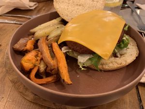 SAMA SAMA BURGER. Heura burger with caramelized onion and BBQ sauce  at Sama Sama Veggie in Salou