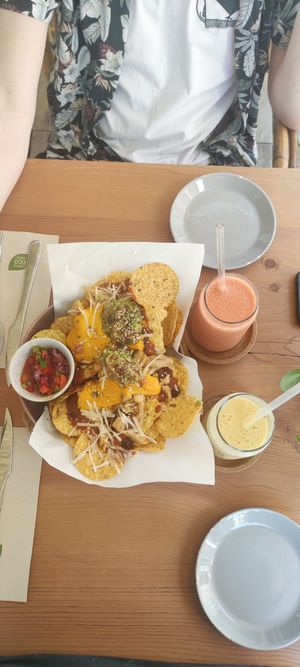 Vegan nachos with cheese, beans, guacamole and chicken (all vegan) at Sama Sama Veggie in Salou