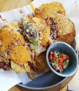 Natxos amb guacamole i formatge at Sama Sama Veggie in Salou