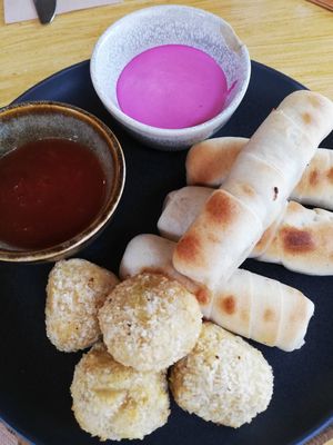 Tequeños amb salses at Sama Sama Veggie in Salou