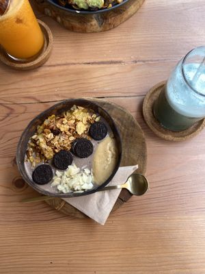 Oreo bowl, blue diamond and forever young juices   at Sama Sama Veggie in Salou