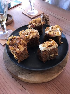 Vegan carros cake con delicioso frosting y cereal crujiente  at Sama Sama Veggie in Salou