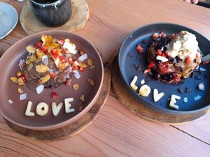 "Nutella"(homemade) pancakes and peanutbutter-banana-granola ones (look smaller than it is 😉) at Sama Sama Veggie in Salou