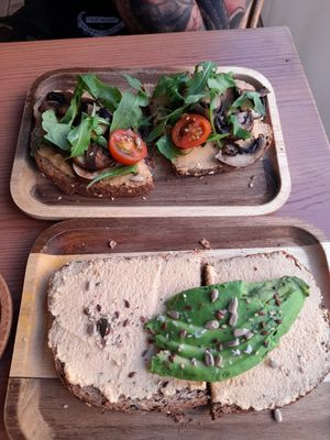 Hunmus toast with mushrooms,rucola and tomato and cashew-cheese toast with avocado at Sama Sama Veggie in Salou