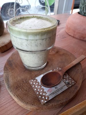 Matcha latte with soy milk at Sama Sama Veggie in Salou