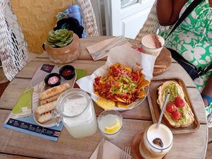 Lemonade, chia latte, latte (every item you see is vegan) at Sama Sama Veggie in Salou