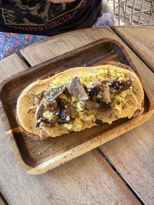 Anacardo Queso: vegan scrambled eggs on toast with mushrooms and cashew cheese. Super garlicky and delicious !  at Sama Sama Veggie in Salou