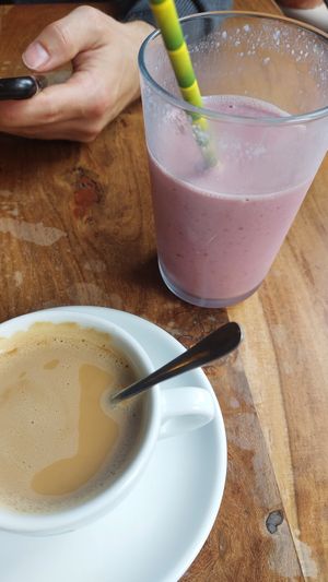 Cappuccino met havermelk en fruitshake at Little World Kitchen in Utrecht