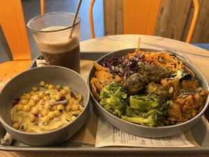 Bowl, hummus and hot chocolate at Copper Branch - Rue de Rennes in Paris