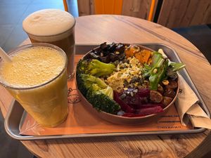 Sunny Juice, vanilla latte and Power Bowl at Copper Branch - Rue de Rennes in Paris