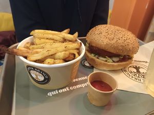 Burger and fries at Copper Branch - Rue de Rennes in Paris