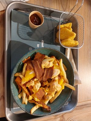 Nuggets and fries with fo-mage and vehan bacon at Copper Branch - Rue de Rennes in Paris