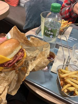 Cheeseburger & fries   at Copper Branch - Rue de Rennes in Paris