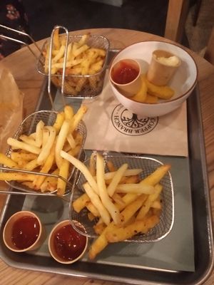 Frites et nuggets at Copper Branch - Rue de Rennes in Paris