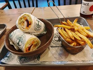 Crispy Wrap

Veggie chicken breadcrumbs, avocado, beet, carrots, spinach shoots, hummus at Copper Branch - Rue de Rennes in Paris