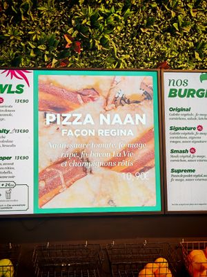 Pizza naan at Copper Branch - Rue de Rennes in Paris