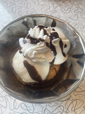 Cookie mit Vanille-Eis  at Spiral Diner & Bakery in Fort Worth