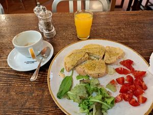Vegan breakfast with hummus toast. Cappucino is already mostly gone bc it was so good :p at Ben Caffè in Florence