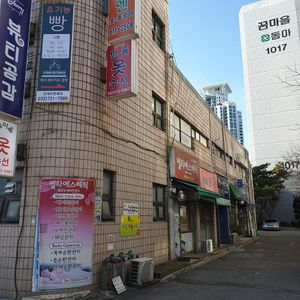down this deadend alley at Vegan Table in October 10월의 비건테이블 in Gyeonggi-do