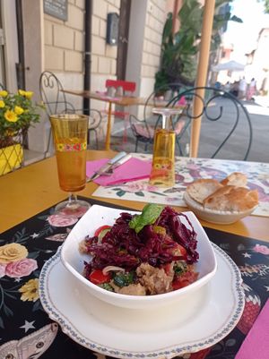 Panzanella con seitan at Amasia in Pietrasanta