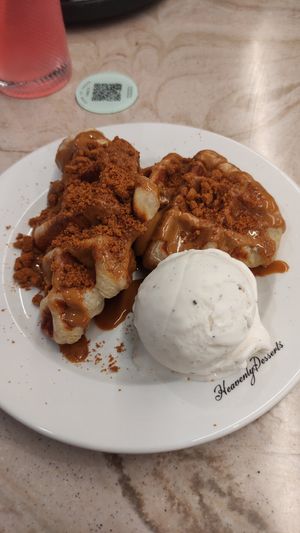 Croffle di Lotus Biscoff at Heavenly Desserts in Sheffield