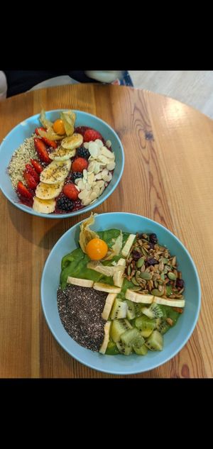 Red berry smoothie bowl & spirulina smoothie bowl at La Mala Brunch in Sevilla