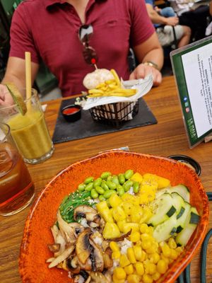 Bowl war etwas zu klein um satt zu werden at La Mala Brunch in Sevilla