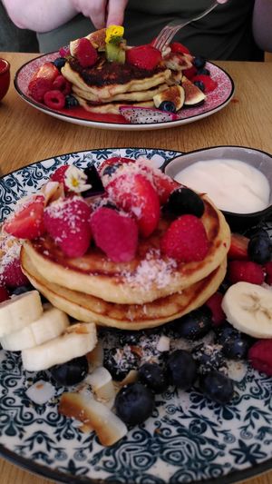 Vegan pancakes in the front vs. not vegan in the back. Just to let you know it looks the same or better 🤩. at ANNA Pancakes in Utrecht