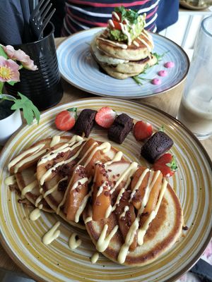 Bavarian Apple pancakes (brownie en vanille saus helaas niet vegan mogelijk) at ANNA Pancakes in Utrecht