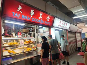 Stall front at Tai Wah Cooked Food 大華美食 in Central Singapore
