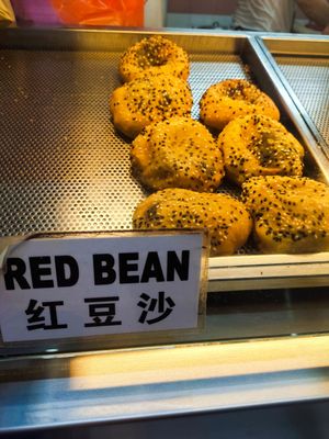 Red bean bun at Tai Wah Cooked Food 大華美食 in Central Singapore