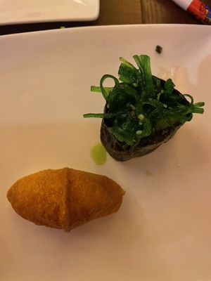 Tofu zakje en zeewier sushi   at Shinzo in Tilburg