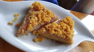 Nachspeise, Polenta mit Äpfeln und Crumble at Les Amants du Marche in Pau