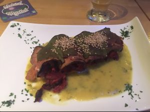 roulé d'aubergine a la betterave, millet et datte, sauce poireaux-moutarde, cake aux lentilles at Les Amants du Marche in Pau