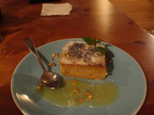 Yellow brownie with raisins and oranges at Les Amants du Marche in Pau
