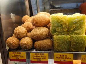 Sesame balls at Delisnacks 德利食 - Chinatown Complex in Central Singapore