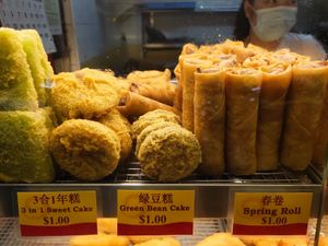 Green bean cake at Delisnacks 德利食 - Chinatown Complex in Central Singapore