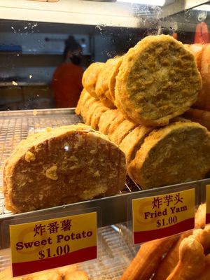 Fried yam at Delisnacks 德利食 - Chinatown Complex in Central Singapore