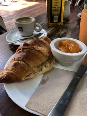 Vegan croissant with peach jam  at El Viajero Sedentario in Sevilla