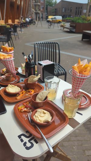 Hummus with fried bell pepper, naan bread and fries at De Proloog in Amerongen