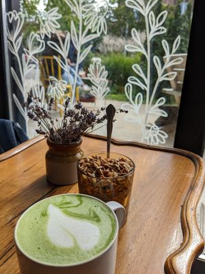 Matcha et pudding chia at Café des Habitudes in Montreal