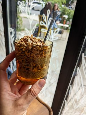 Pudding chia avec granola maison at Café des Habitudes in Montreal